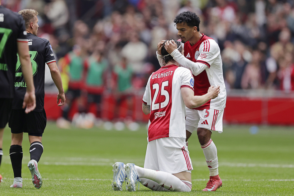 关于阿贾克斯小胜对手，保持荷甲榜首位置不动的信息