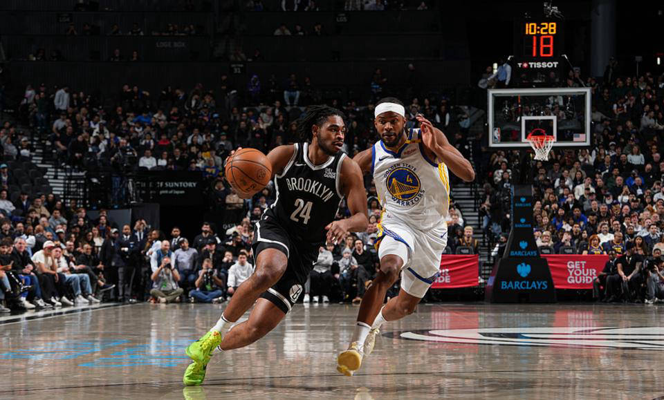 三亿体育体育活动-勇士队全队合作赢得胜利进入下一轮