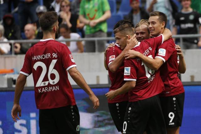 关于沙尔克04客场逼平对手,抢得一分的信息 关于沙尔克04客场逼平对手,抢得一分的信息