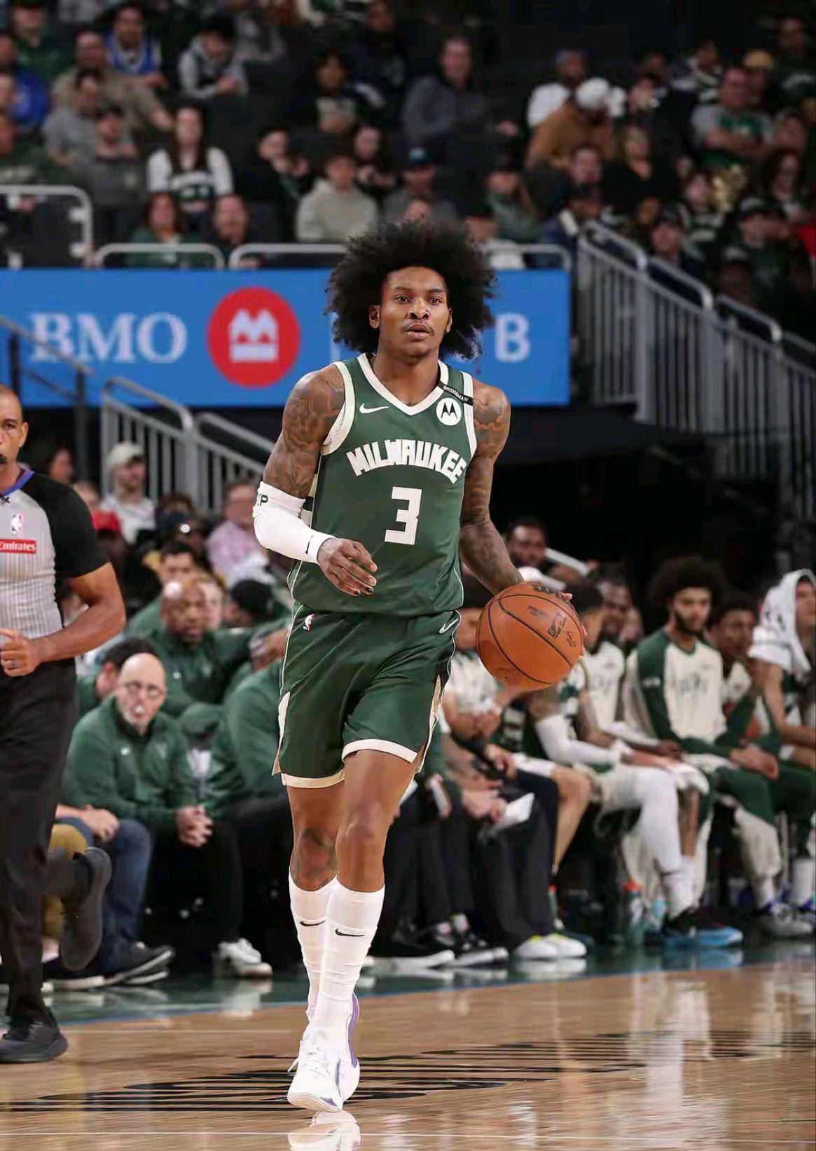 三亿体育体育竞技-雄鹿悍将连砍50分，助球队逆转取胜