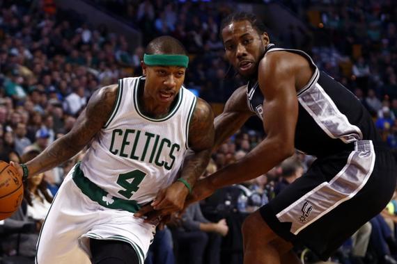 猛龙客场胜马刺,取得胜利后庆祝 猛龙客场胜马刺,取得胜利后庆祝