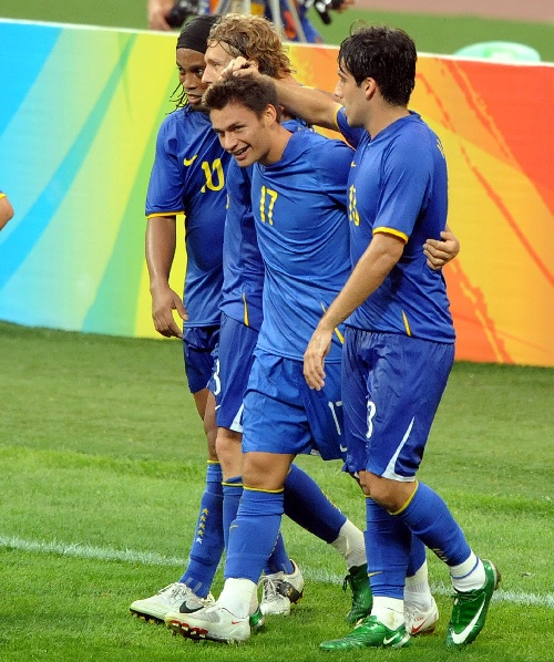 三亿体育体育亚洲官网-阿塞拜疆球员赛后庆祝取得胜利，合影留念的简单介绍