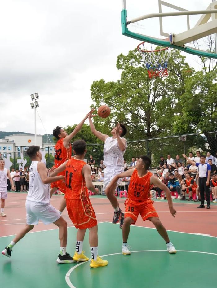 三亿体育体育app-篮球比赛中的精彩瞬间引发球迷热议的简单介绍