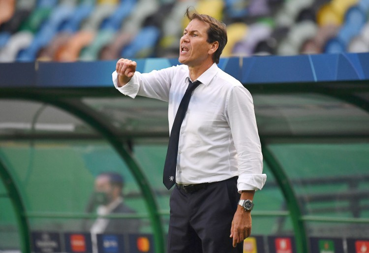 斯图加特客场输球，主帅面临下课危机的简单介绍