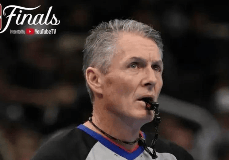 裁判决策引发球迷热议,比赛风波不断 裁判决策引发球迷热议,比赛风波不断