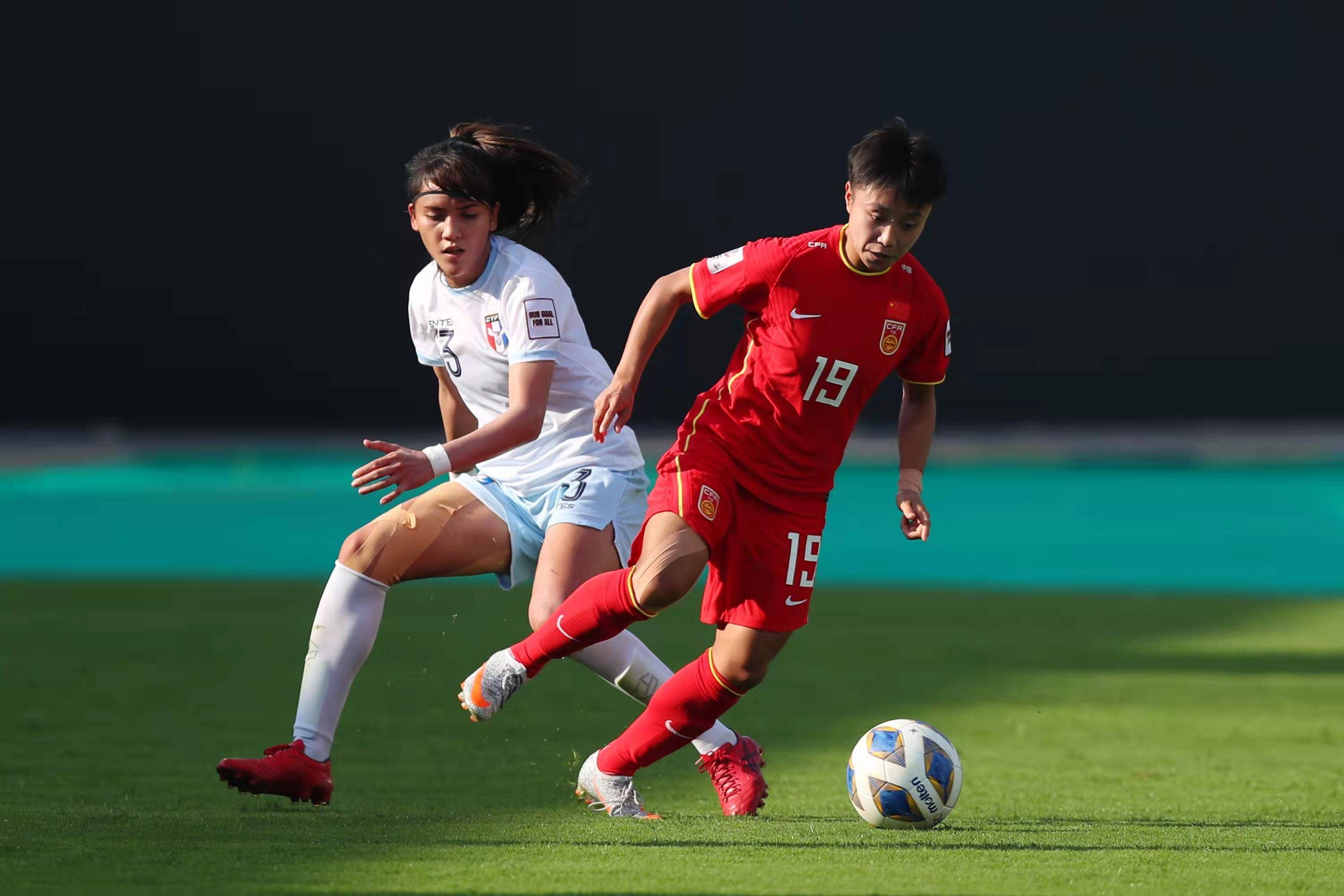 三亿体育体育教练-足球比赛中，女球员精神焕发风采