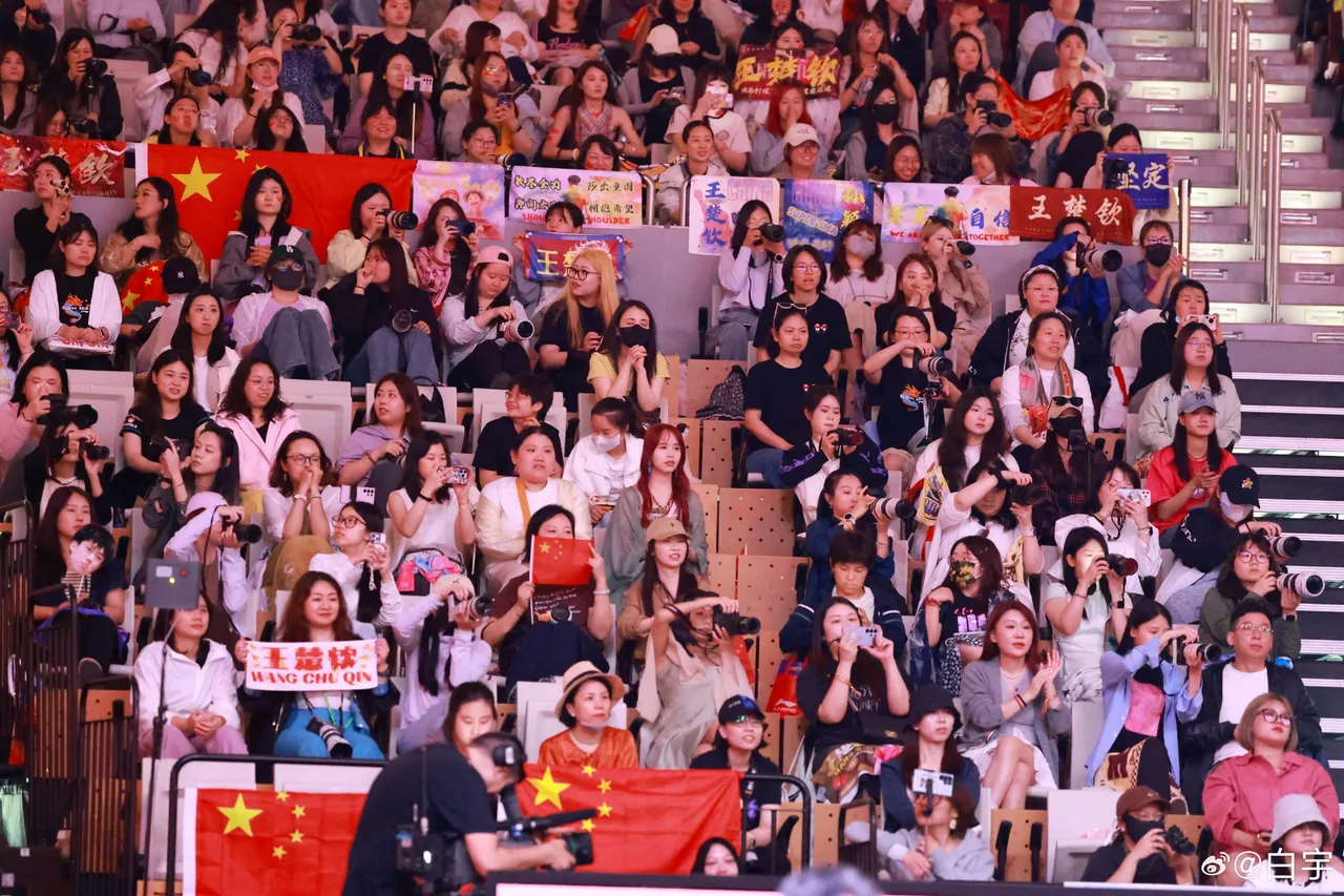 狂热球迷疯狂呐喊助威，气氛火爆