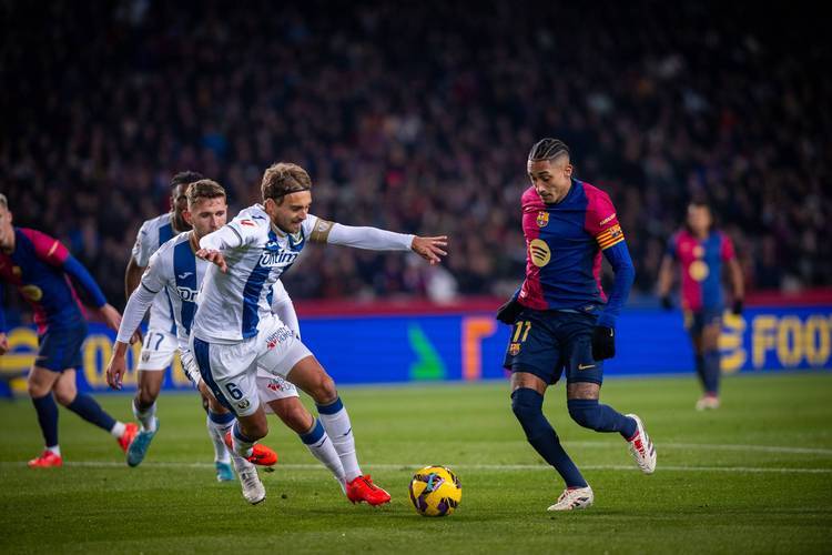 包含比利亚雷亚尔客场折戟，晋级征程充满挑战的词条