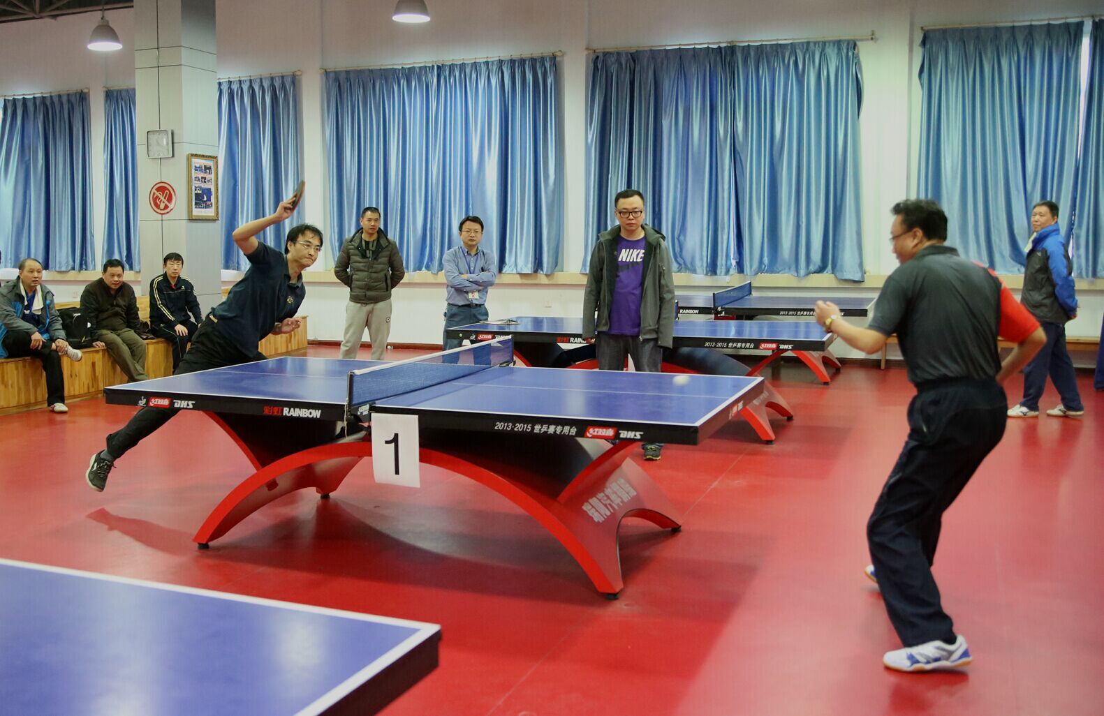 乒乓球挑战赛进行中，海军机关队迎战武警队的简单介绍