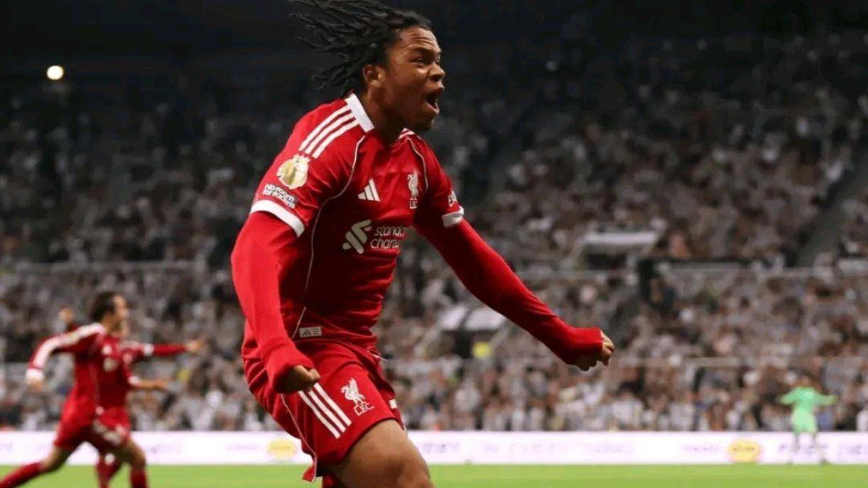 利物浦惊险胜出,小组领先优势 利物浦惊险胜出,小组领先优势