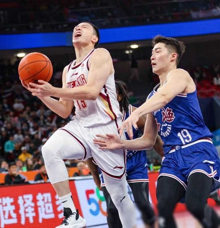 包含上海大鲨鱼队完胜浙江稠州队，保持不败战绩的词条