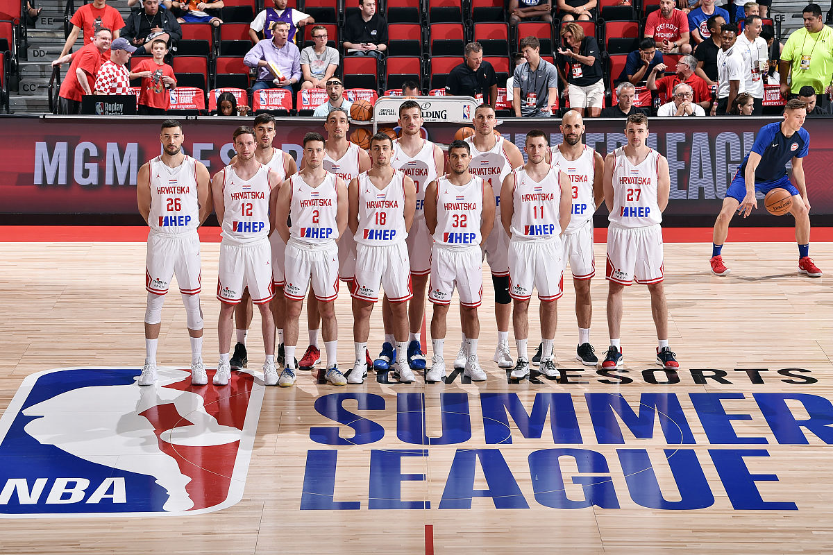 三亿体育体育app下载-快船队后卫组合发威，球队瞄准常规赛佳绩